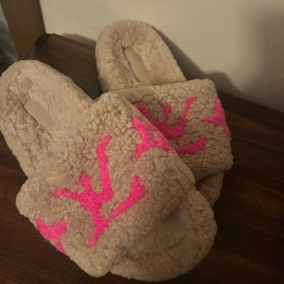 Lois Vuitton slippers - Picture 1 of 3